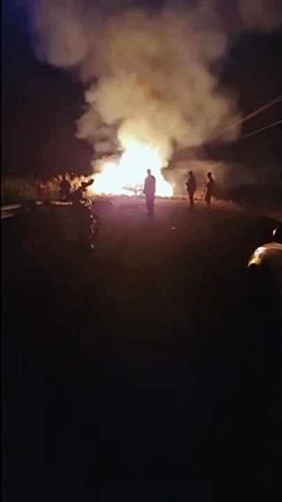 Arden cientos de pacas de alfalfa en una batanga en Guasave