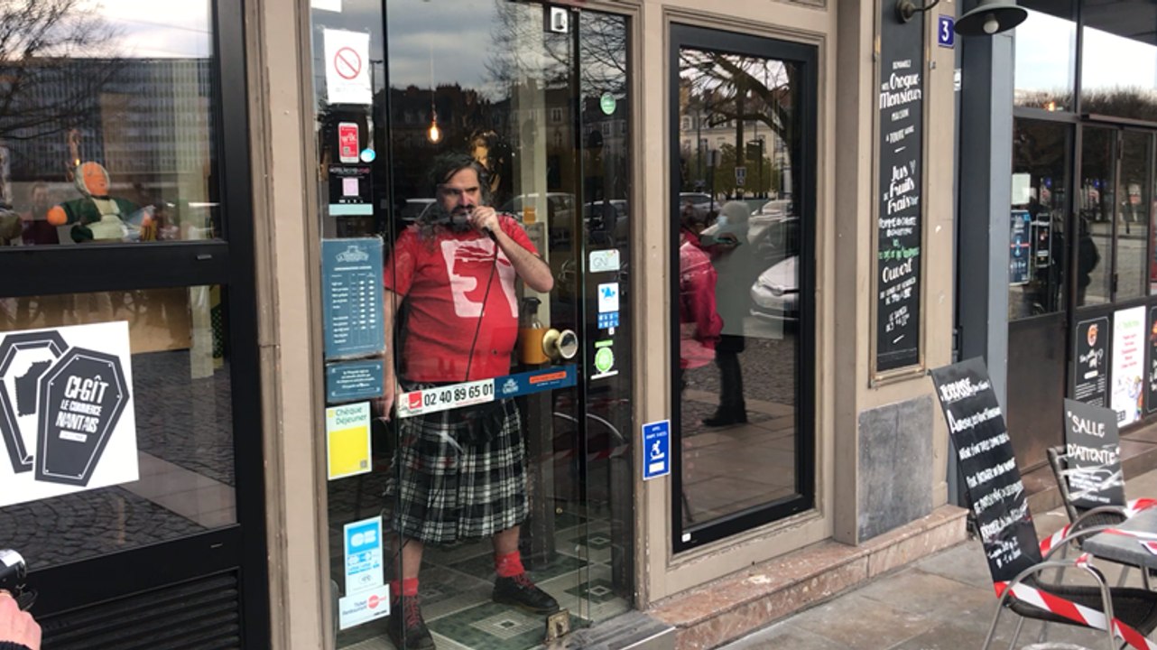 Occupation artistique des vitrines par Réveiller les vivants