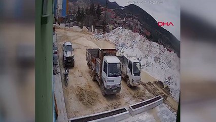 Balıkesir'de kadına şiddet: Bıçakla kovalayıp üzerine araba sürdü