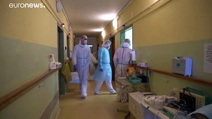 شاهد: الأب مارتن.. متطوع يعمل بدوام كامل لمساعدة مرضى كوفيد-19 في سلوفاكيا