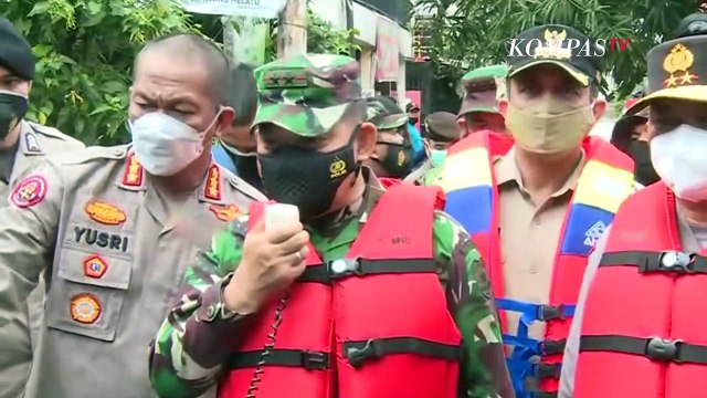 Pangdam Jaya Bareng Kapolda Metro Tinjau Banjir di Cipinang Melayu