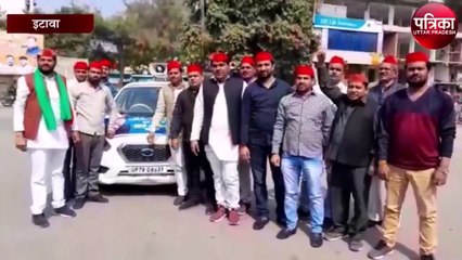 सपाइयों ने कार को धक्का लगा कर जताया विरोध, किया प्रदर्शन
