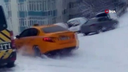 Karda kayan taksiden atlayan yolcu kamerada