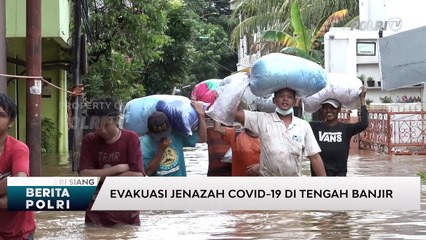 Tim Pemulasaran Jenazah Covid-19 Evakuasi Jenazah di Tengah Banjir