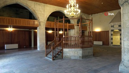 Avrupa'da İslamofobi artıyor, Türkiye'de kilise ve sinagoglar restore ediliyor