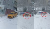 Karda kayan taksiden atlayan yolcu kamerada