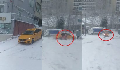Karda kayan taksiden atlayan yolcu kamerada