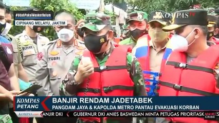 Korban Banjir Cipinang Melayu Dievakuasi dari Lantai 2 Rumah