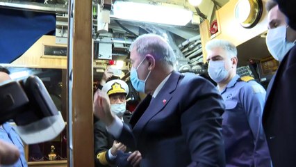 İZMİR - Milli Savunma Bakanı Akar, TCG Gür denizaltısını ziyaret etti