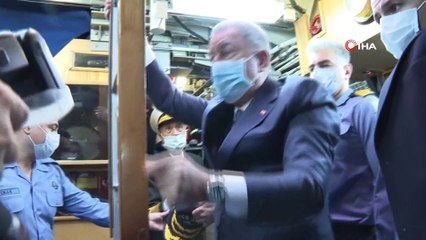 Bakan Akar’dan TCG Gür denizaltısına sürpriz ziyaret
