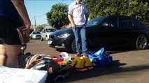 Garupa é deixado por mototaxista após acidente contra BMW na Avenida Brasil, no Bairro Coqueiral