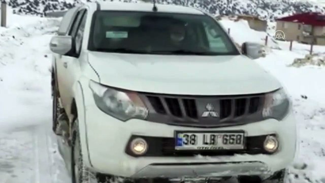 KAYSERİ - Sağlık çalışanları karlı yolları aşarak 84 yaşındaki kadının Kovid-19 aşısını yaptı