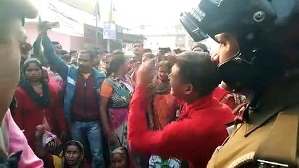 फाँसी लगाकर महिला की मौत के मामले में परिजन चौराहे पर शव रख, कर रहे प्रदर्शन