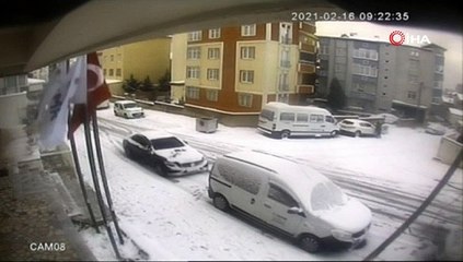 Park halindeki lüks otomobil kaydı, durdurmaya çalışanlar düştü