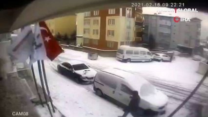 Lüks otomobil rüzgarın etkisiyle karda böyle kaydı