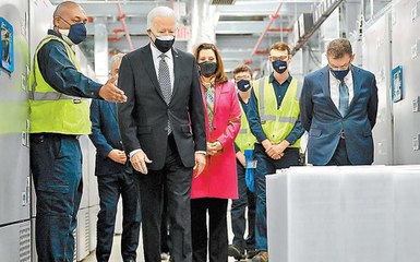 Joe Biden visita fábrica de vacunas de Pfizer en EU