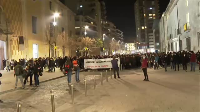 Los más violentos destrozan tres sucursales bancarias en Girona en una nueva noche de protestas y disturbios