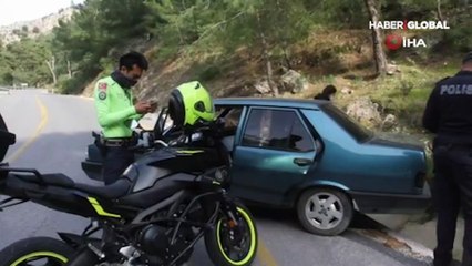 Polisi görünce, kız arkadaşını araçta bırakıp dağa kaçtı