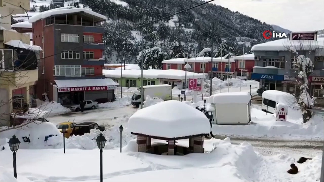 Kar İlçede Çatıları Çökertti