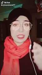 تقليد فتاة لعمرو أديب ووصفه لساندويتش الهمبرجر