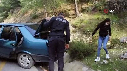 Polisi görünce, kız arkadaşını araçta bırakıp dağa kaçtı