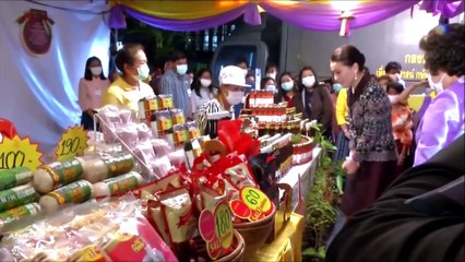 สมเด็จพระนางเจ้าฯ​ พระบรมราชินี ทรงเยี่ยมราษฎร​ และทอดพระเนตรผลิตภัณฑ์ที่กรมการพัฒนาชุมชน​