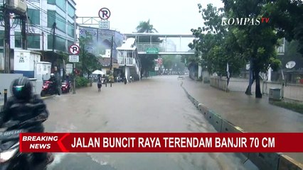 BMW Seri 7 Mogok Tengah Jalan Kena Banjir di Buncit Raya