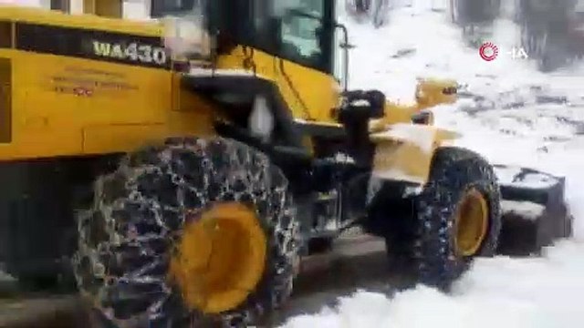 Siirt'te yola çığ düştü, mahsur kalan köy korucuları kurtarıldı