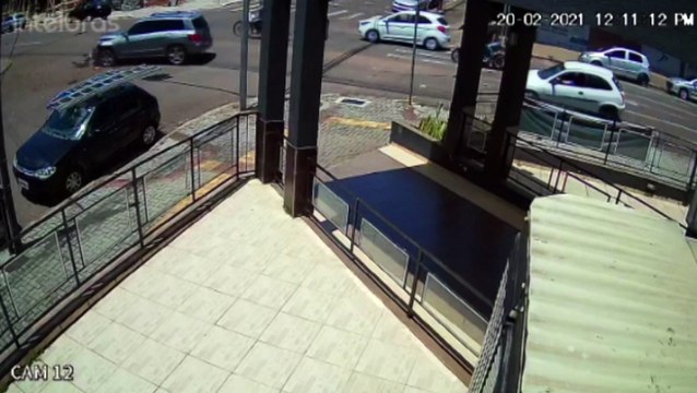 Imagens mostram momento em que veículos batem na Rua Recife, no Centro