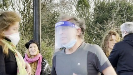 LONDRA - Sıcak havayı fırsat bilen halk parklara akın etti