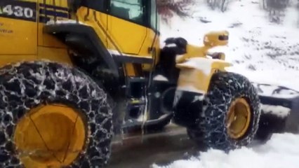 SİİRT - Karda mahsur kalan hasta ve güvenlik korucuları kurtarıldı