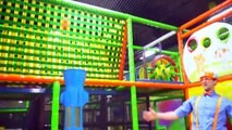 Blippi Español visita un patio de juegos cubierto Parte 2 |Nuevo Video! Videos Educativos para Niños