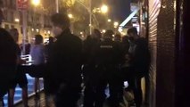 Els Mossos escorcollen a manifestants que arriben a Plaça Universitat