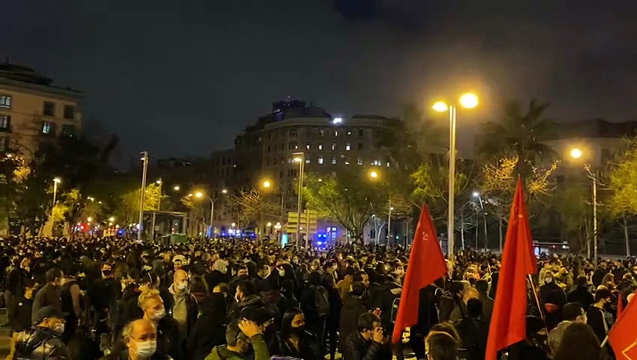 Centenars de manifestants es concentren a Universitat / Guillem Ramos