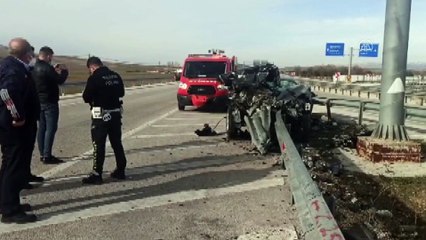 AFYONKARAHİSAR - Bariyere çarpan otomobildeki 2 kişi yaralandı