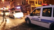KAYSERİ - Otomobille polisten kaçmaya çalışan ehliyetsiz sürücü ile 3 kişi kovalamaca sonucu yakalandı