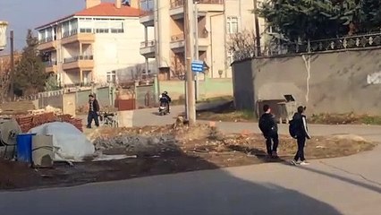 sinek gibi kameraya yürüyen çocuk