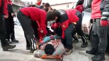BURSA - Bacağı alçılı adam arama kurtarma ekiplerince evine götürüldü