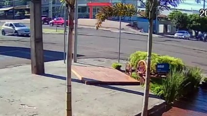 Mototaxista que abandonou cliente é flagrado transitando na contramão da Av. Brasil após o acidente