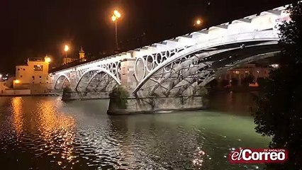 La Policía desaloja un macrobotellón bajo el Puente de Triana