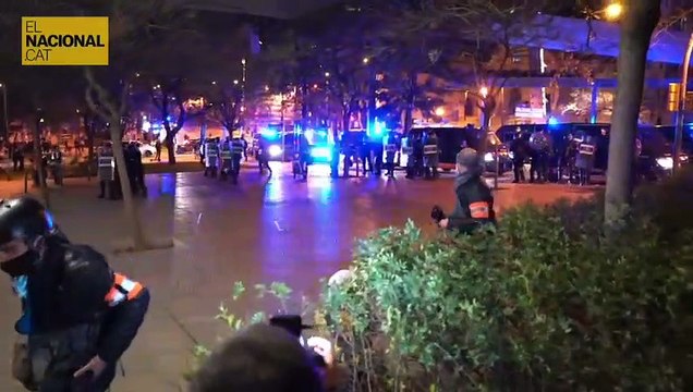 Càrregues dels Mossos als manifestants que arriben a la plaça Lesseps.
