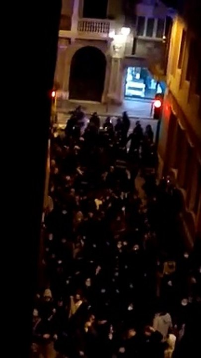 Carrer Gran i els Mossos els fan marxar per carrer Nil Fabra E.N