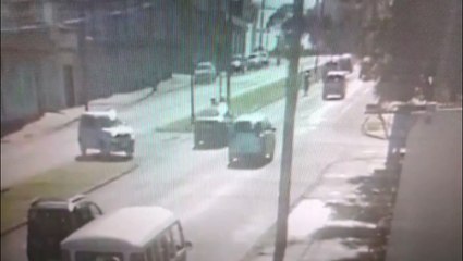 Câmera mostra momento exato do acidente na Av. Brasil; Mototaxista abandona cliente e foge do local