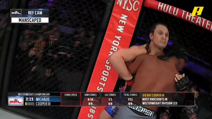 راي كوبر يوجه لكمة قوية لميشاد وهو على الأرض بعد سقوطه