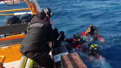 경주 앞바다 어선 전복 사고 생존자 40시간 만에 구조돼 / YTN