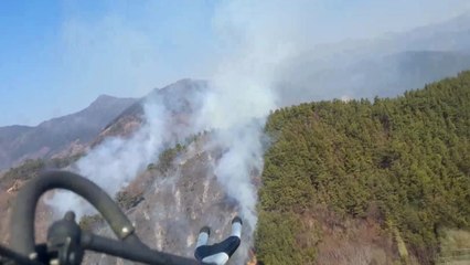경남 하동군 비파리 산불 발생...민가와 가까워 방화선 구축 / YTN