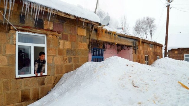 Muş'ta, 1800 rakımdaki evler kara gömüldü