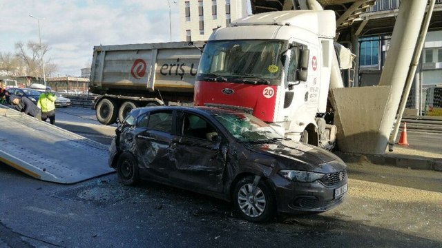 Beylikdüzü D-100 karayolu'nda harfiyat kamyonu 2 araca çarptı