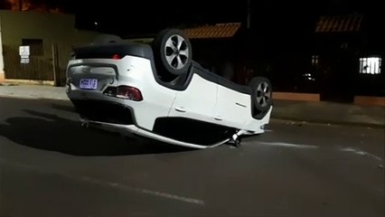 Após bater em árvore, motorista perde controle e capota carro de luxo no centro de Cascavel