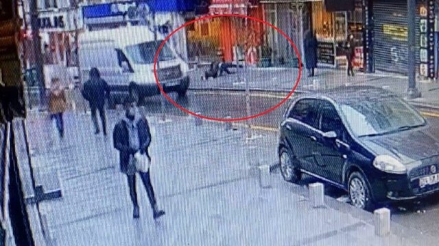 Otel penceresinden atladı, yoldan geçen vatandaşın üzerine düştü